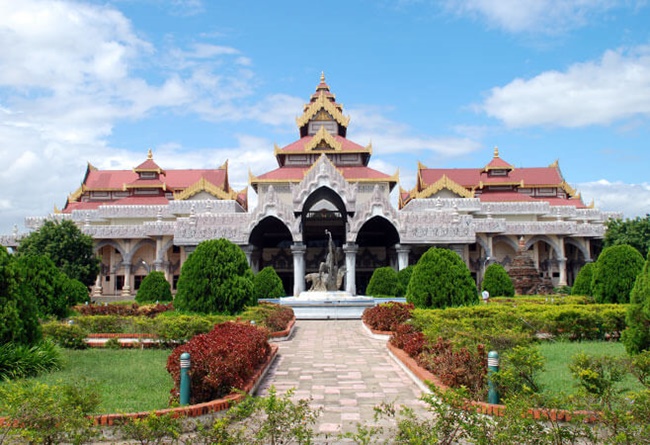 The garden of Bagan Archaeological Museum