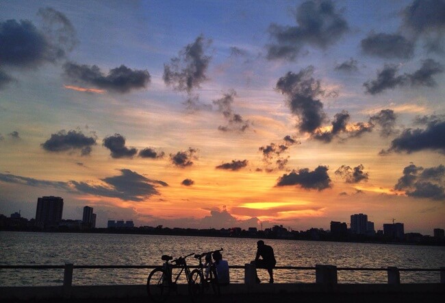 The romantic light of sunset on the West Lake