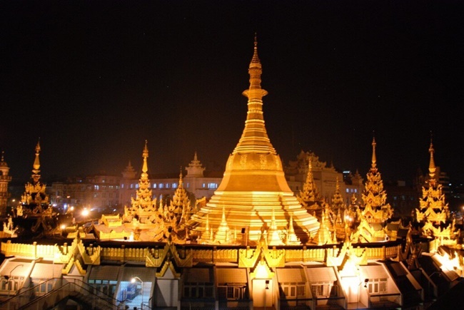 Sule Pagoda at night