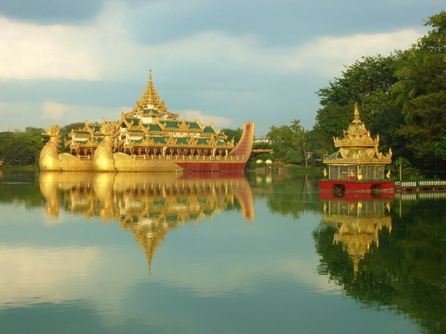 The floating restaurant at Kandawgyi Lake in Yangon